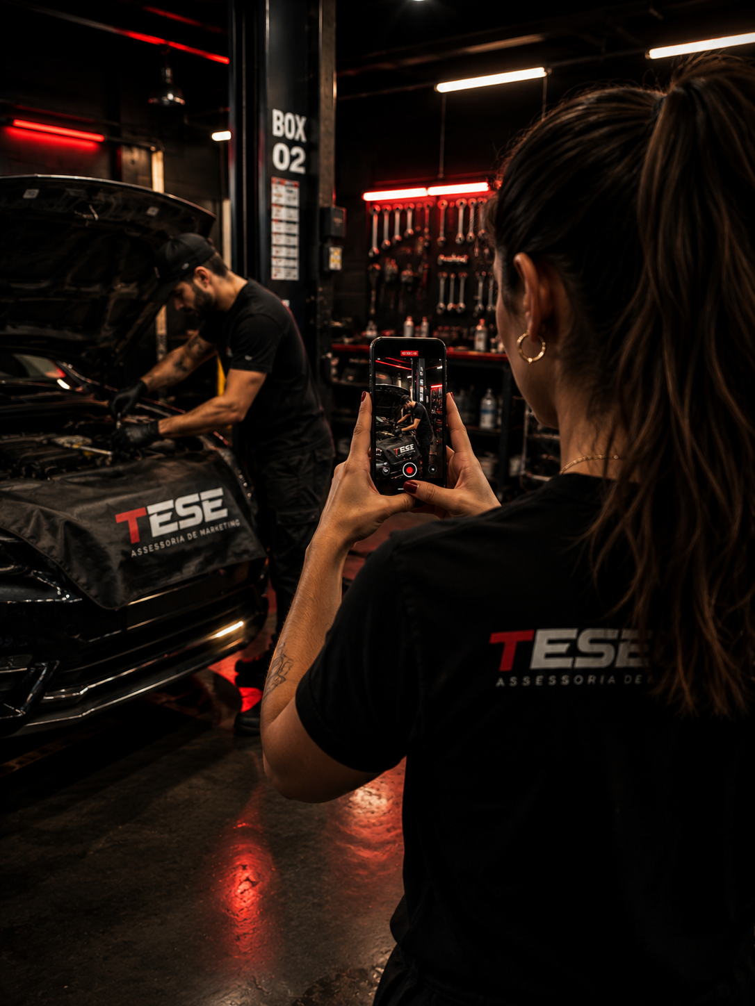 Gravação de conteúdo em oficina automotiva pela equipe Tese